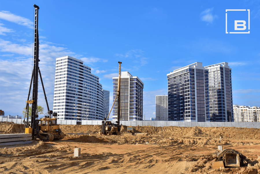 Pile driving equipment with a skyline in the background